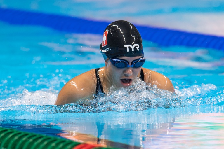 Nageuse avec handicap visuel grave lors d'une compétition de brasse à Rio